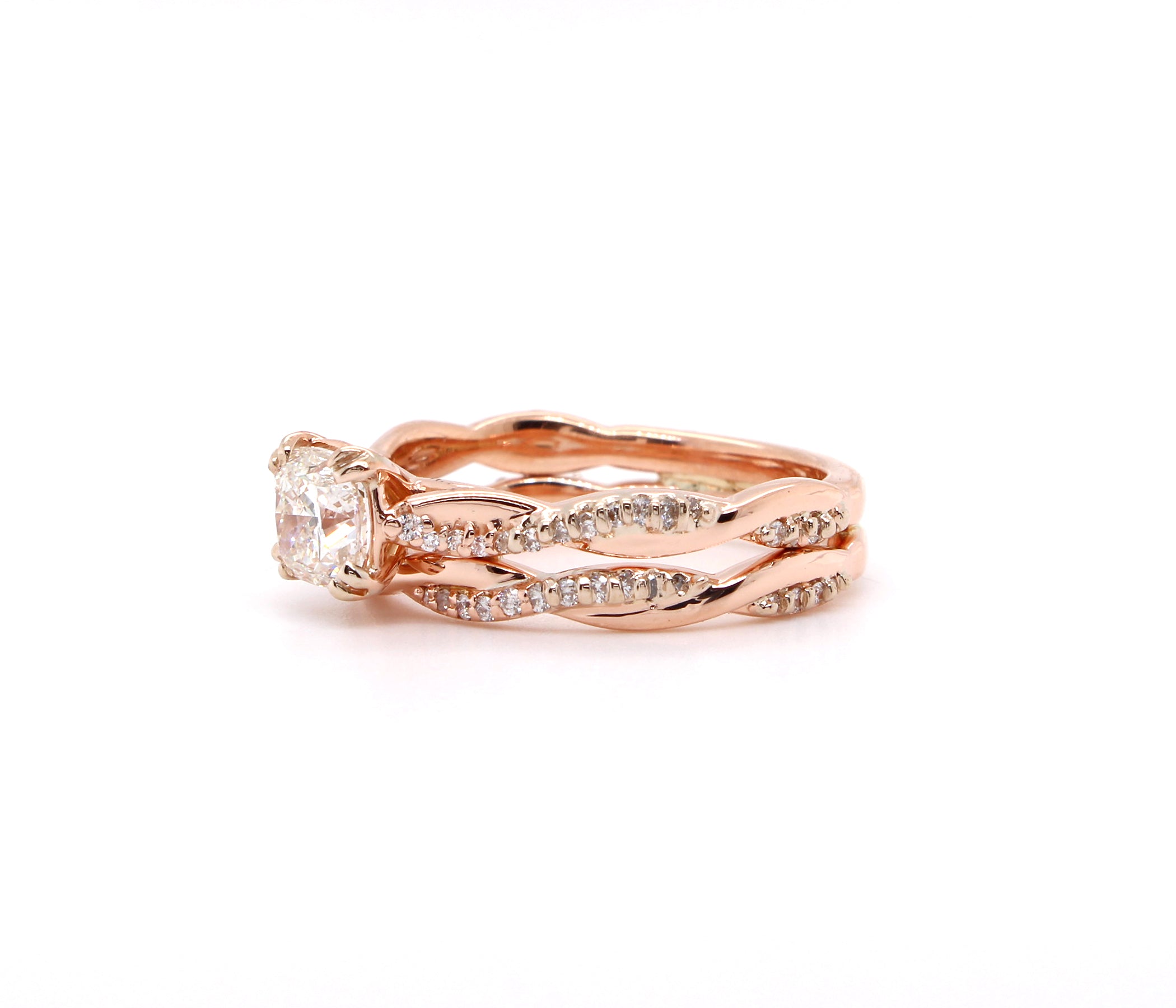 Anillo de compromiso de oro rosa con diamantes en forma de cojín