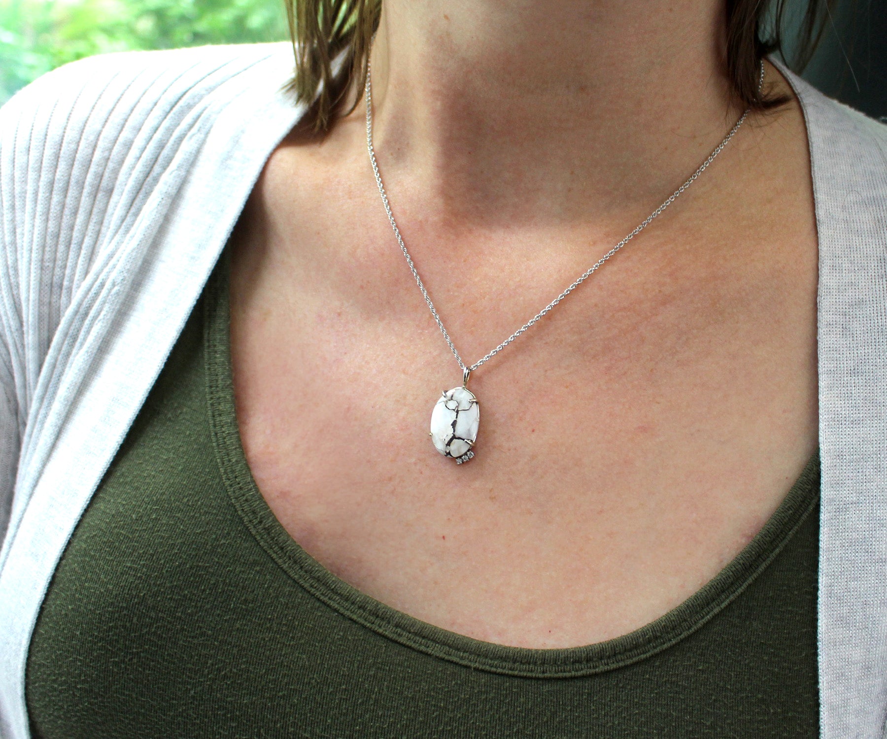 Collar de oro blanco con diamantes y cuarzo con incrustaciones de oro ovaladas