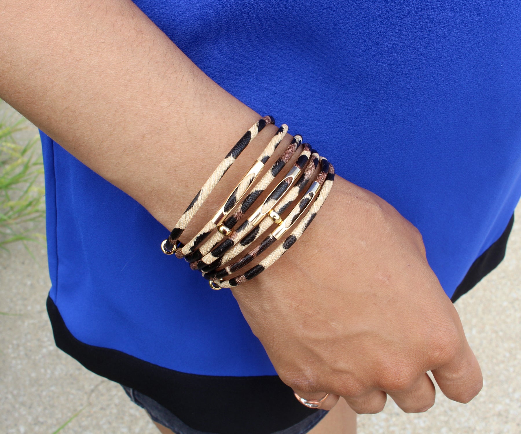Pulsera de cuero color canela con estampado animal de leopardo