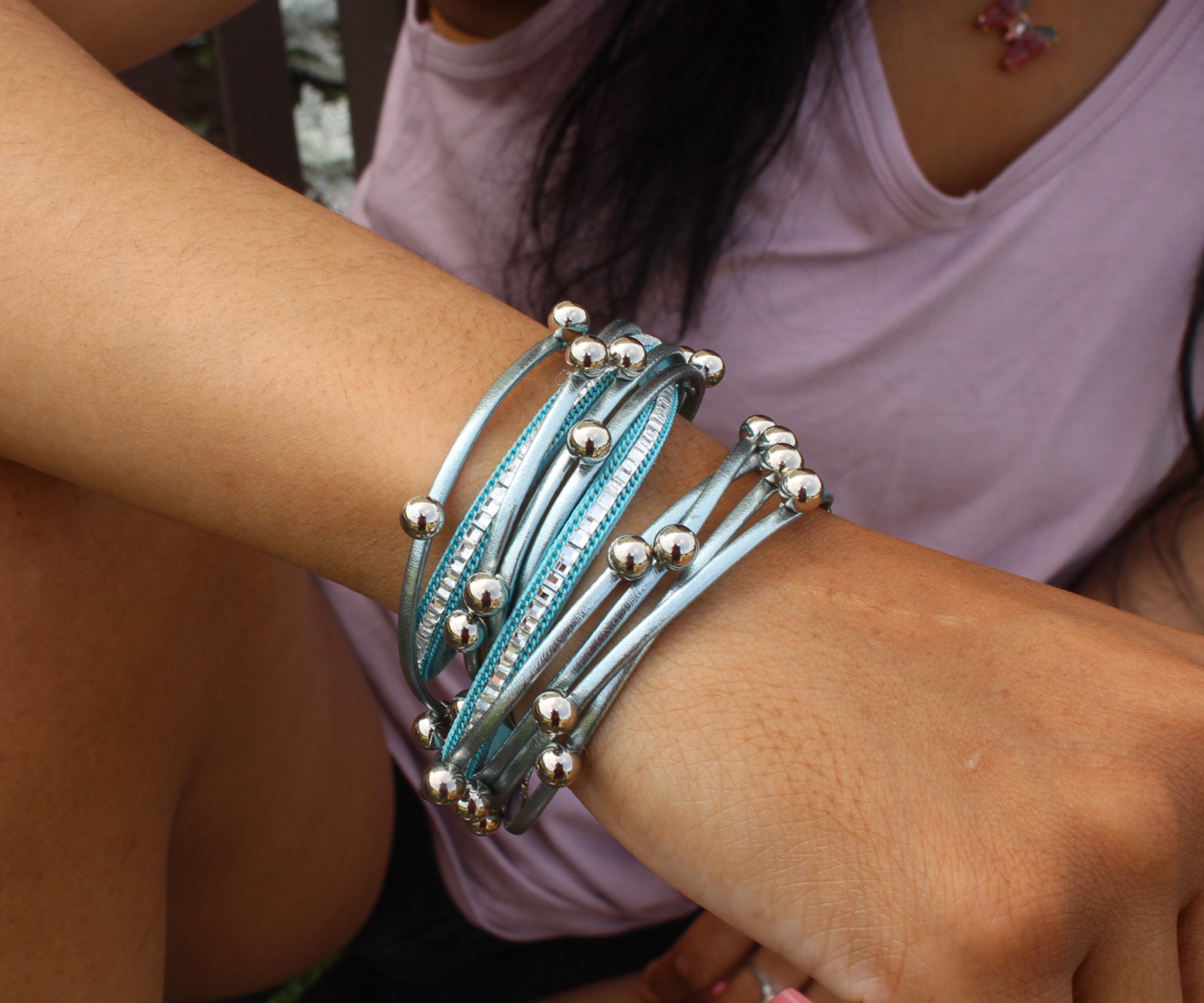 Pulsera de cuero azul con doble vuelta y cuentas