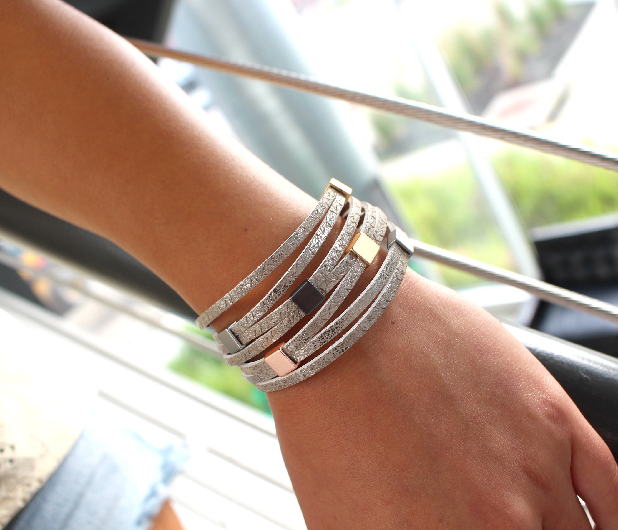 Elegante pulsera de cuero dorado y gris con estampado animal