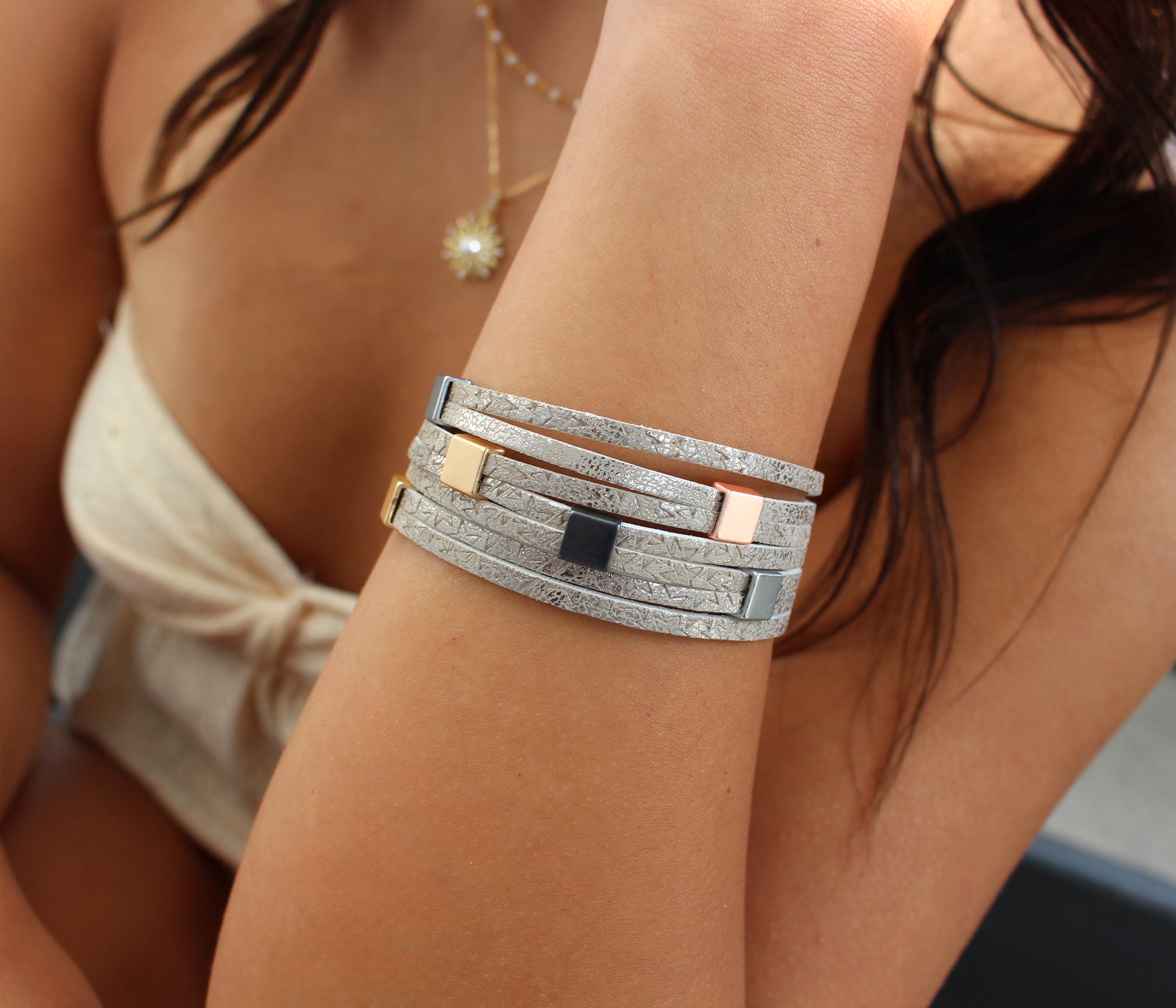 Elegante pulsera de cuero dorado y gris con estampado animal