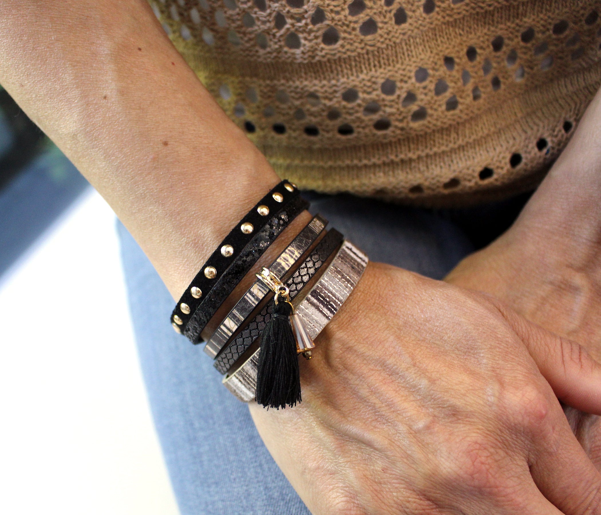 Elegante pulsera de cuero dorado y gris con estampado animal