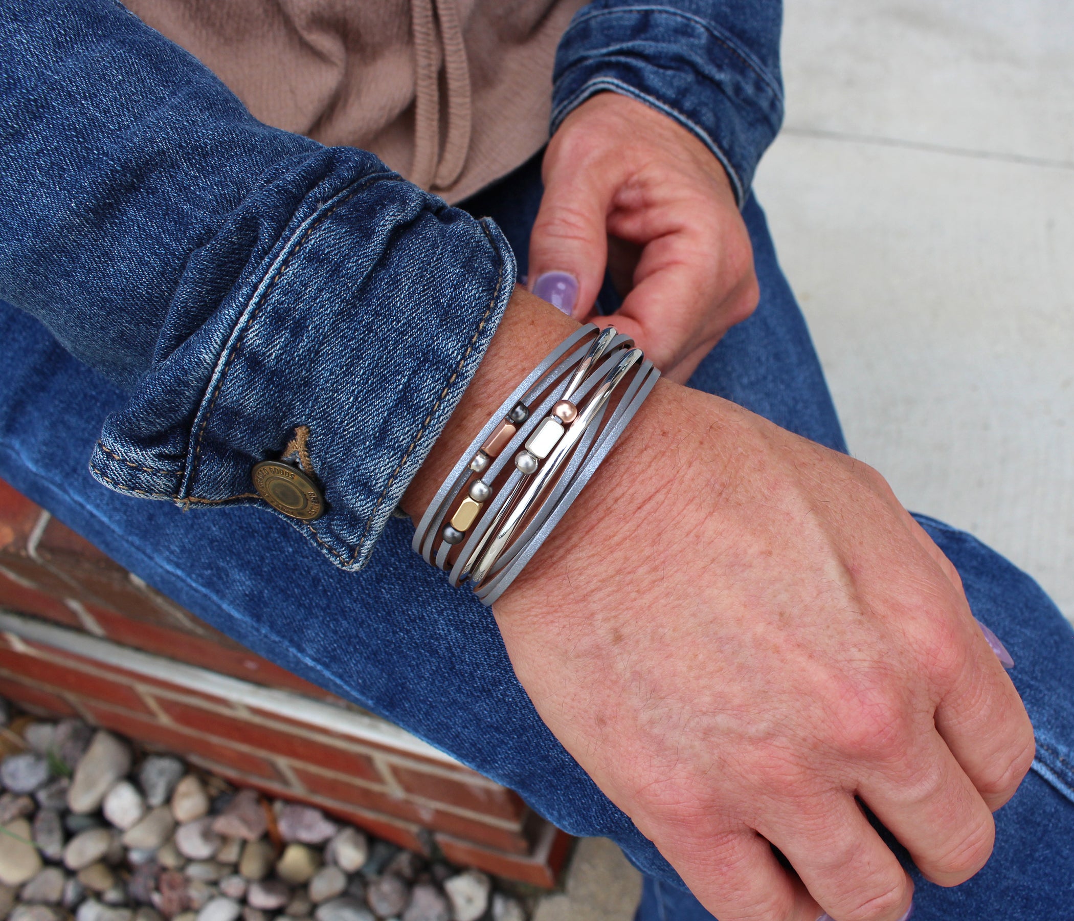 Elegante pulsera de cuero dorado y gris con estampado animal