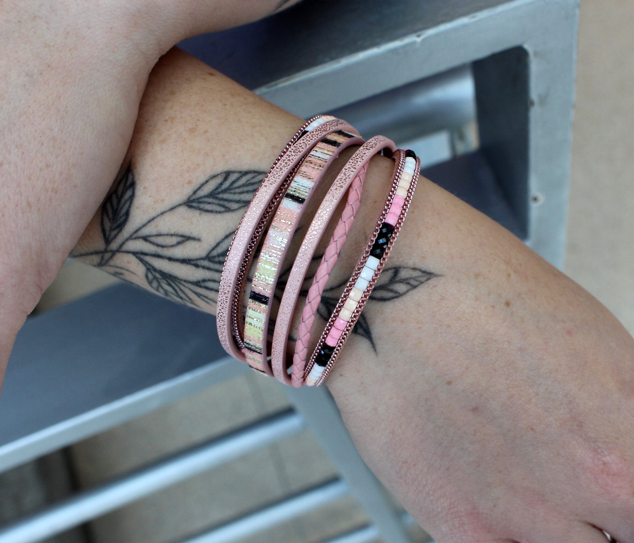 Elegante pulsera de cuero dorado y gris con estampado animal