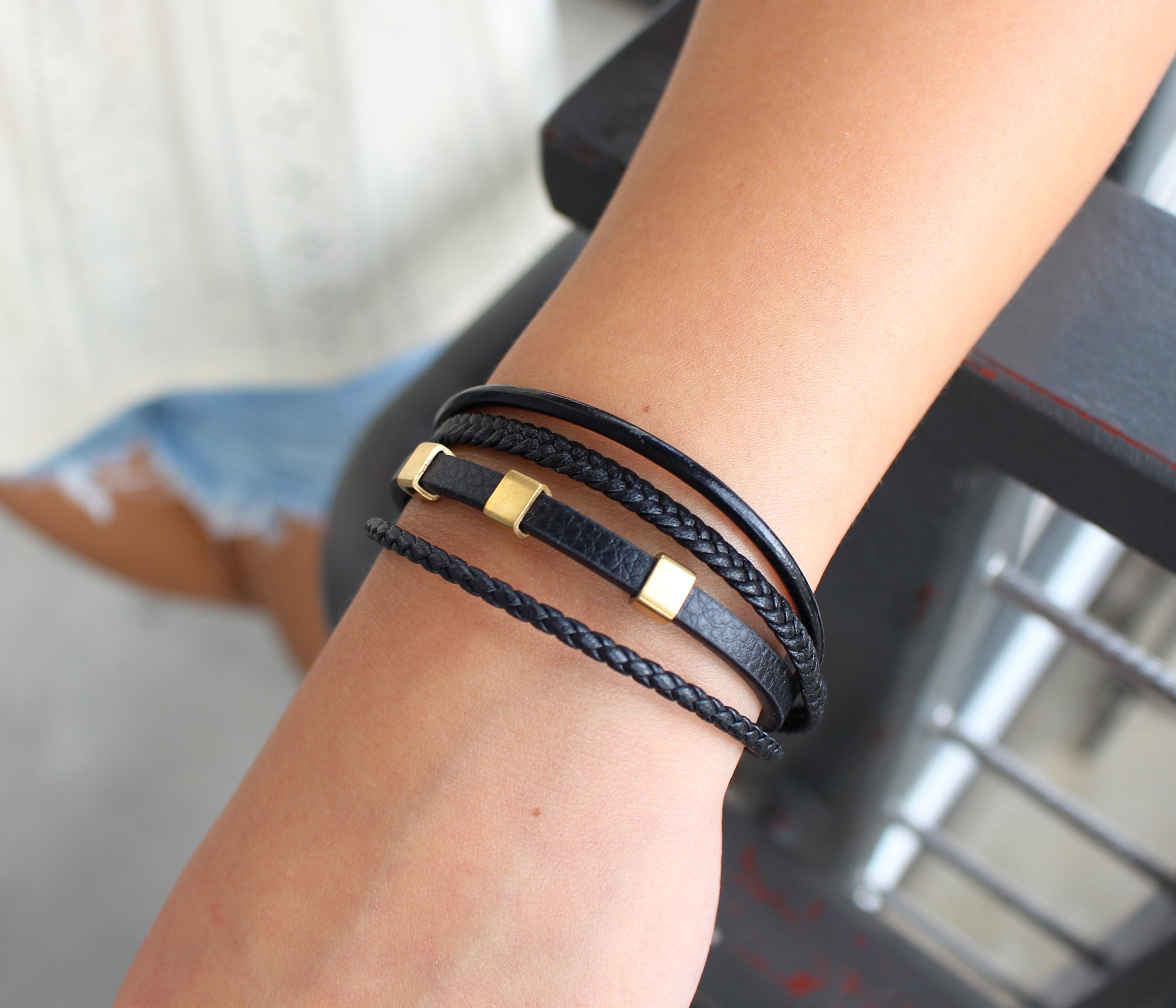 Pulsera de cuero con barra negra