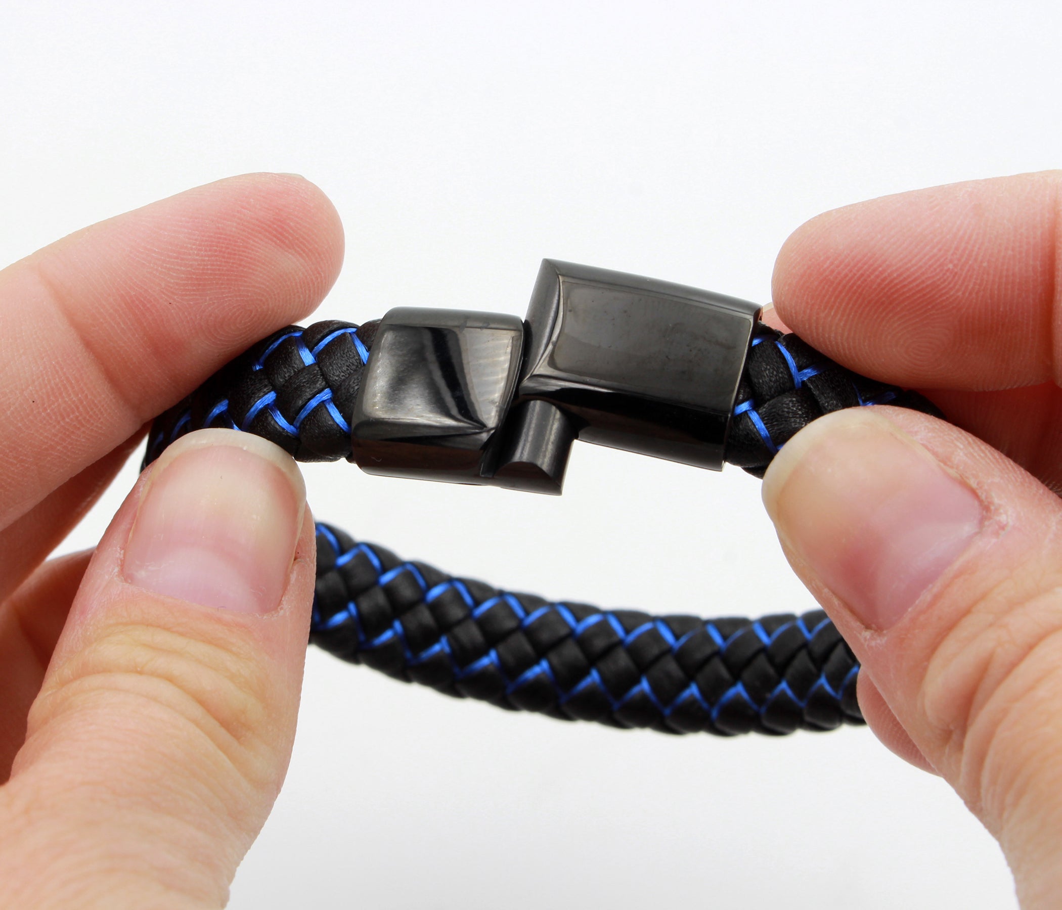 Pulsera de cuero con barra negra