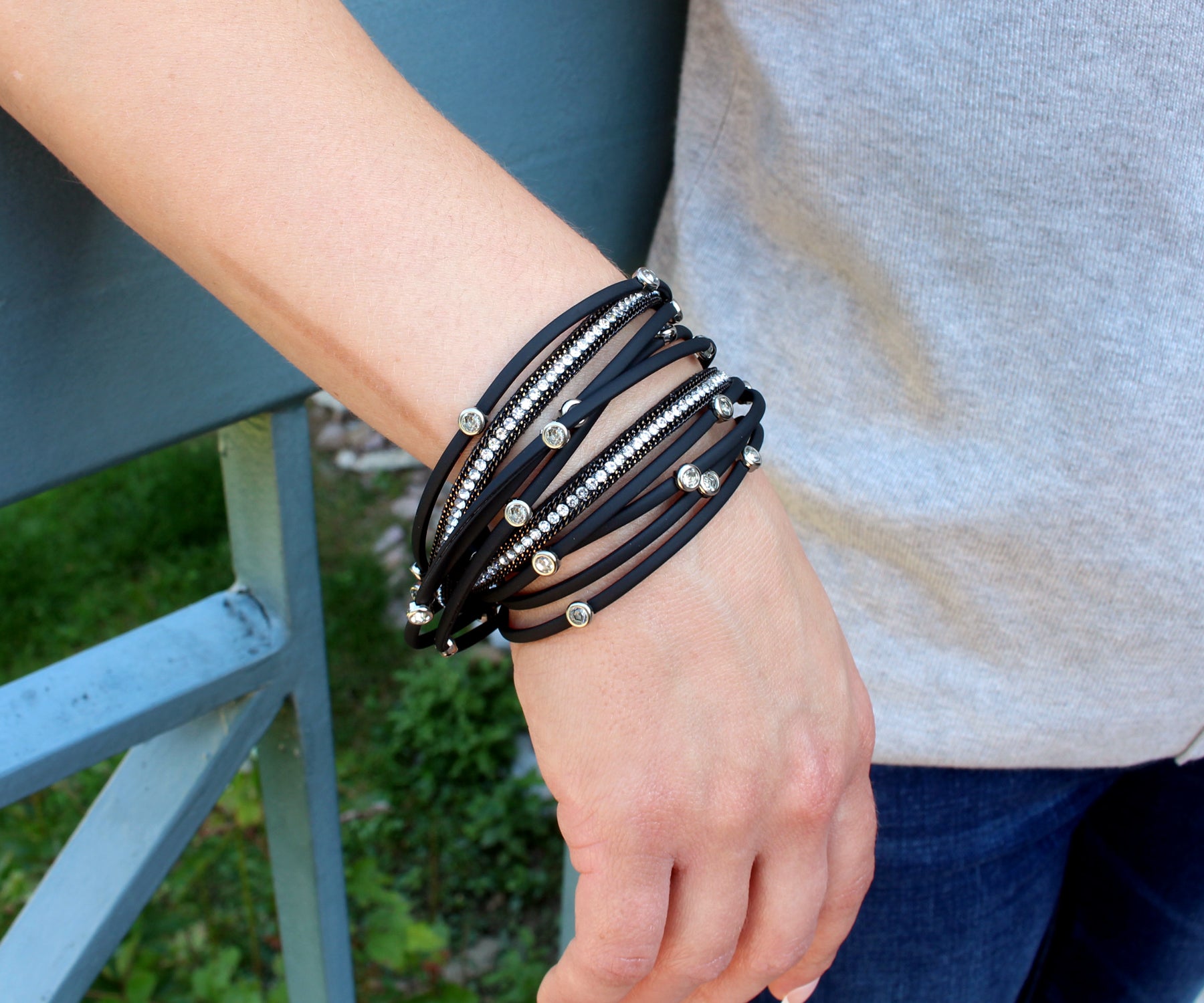 Pulsera de doble vuelta con bisel negro mate y diamantes de imitación