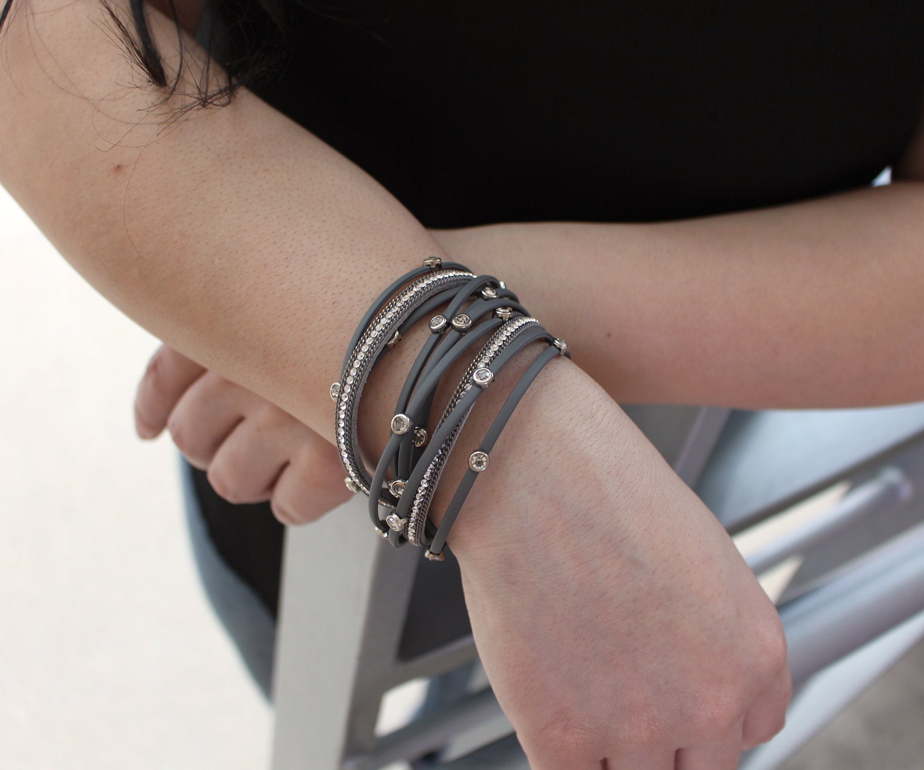 Pulsera de doble vuelta con bisel gris mate y diamantes de imitación