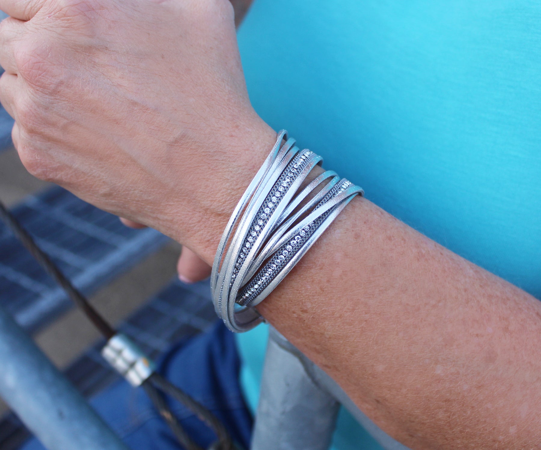 Pulsera doble vuelta de plata metalizada brillante