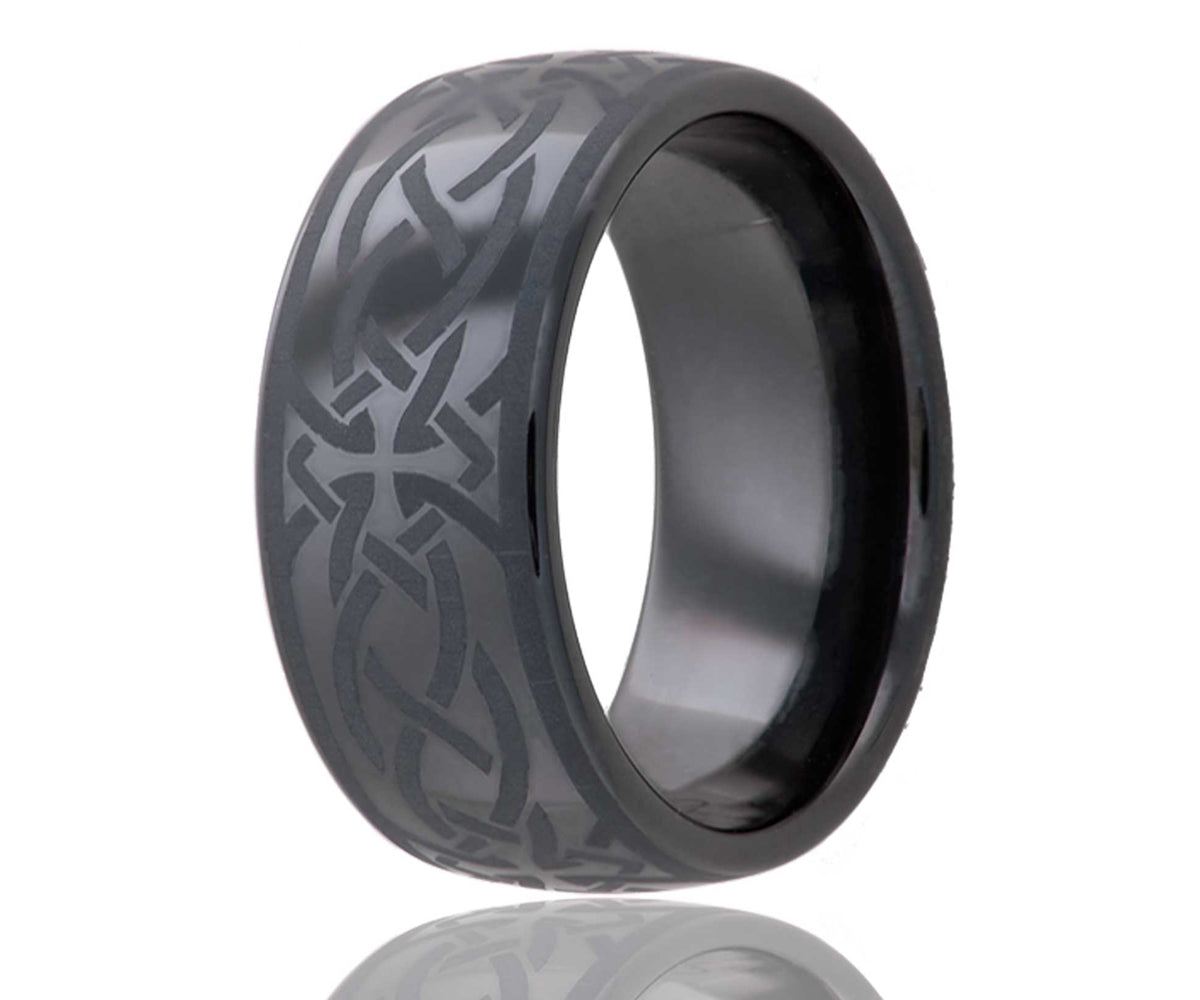 Anillo de cerámica con cruz grabada con láser en color negro