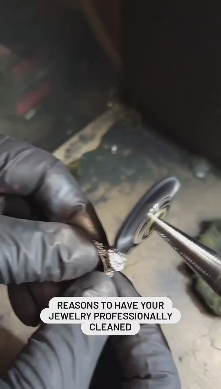 Impresionante anillo de diamantes divididos con halo en forma de pera