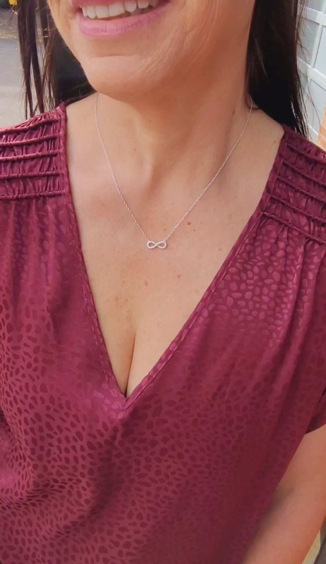 Collar de diamantes con diseño de infinito