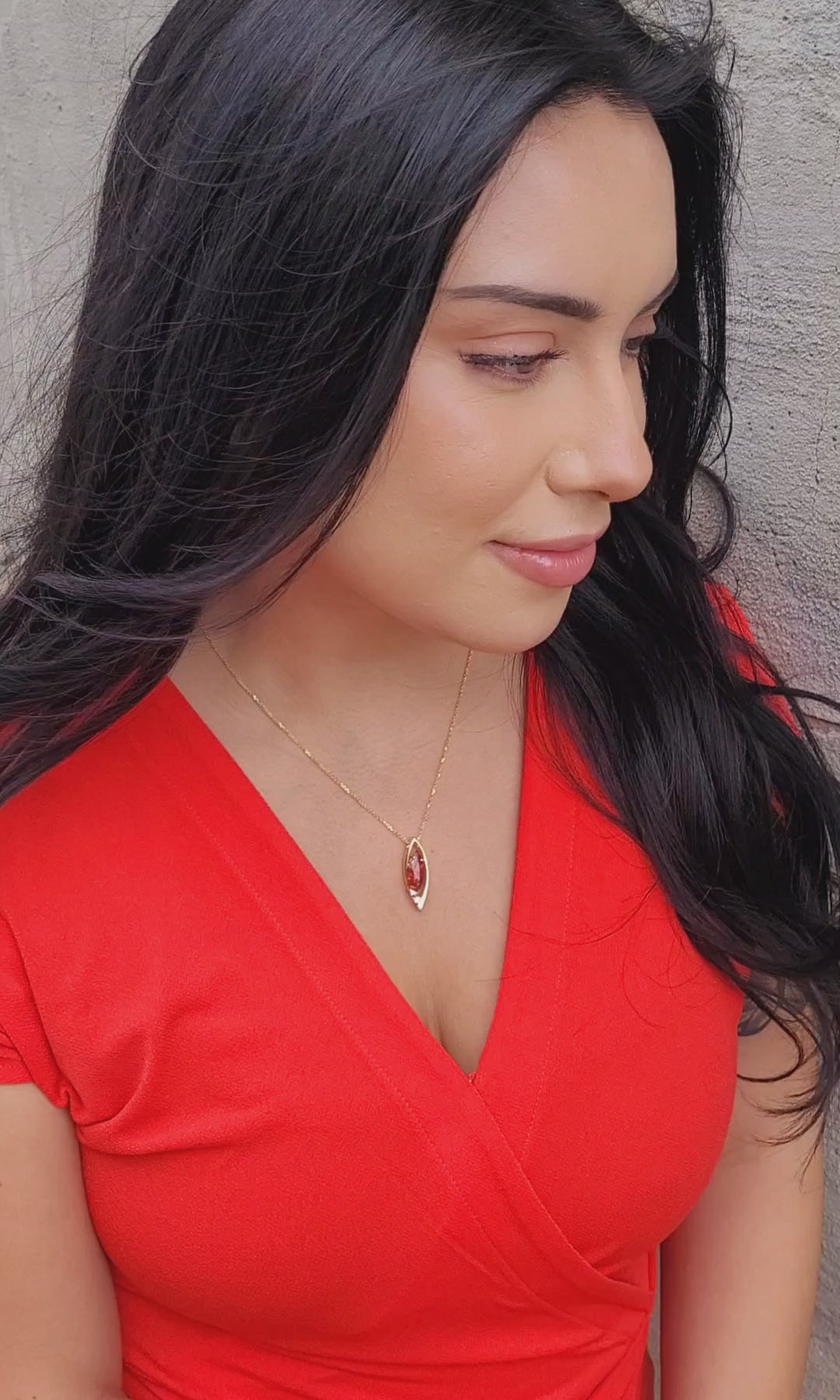 Collar de oro con diamantes tallados y piedras solares