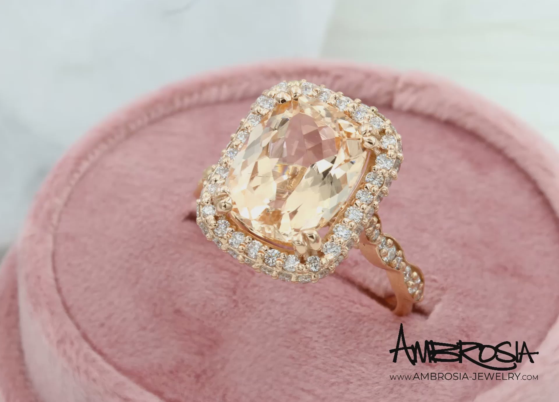 Anillo de compromiso con morganita y halo de doble cojín