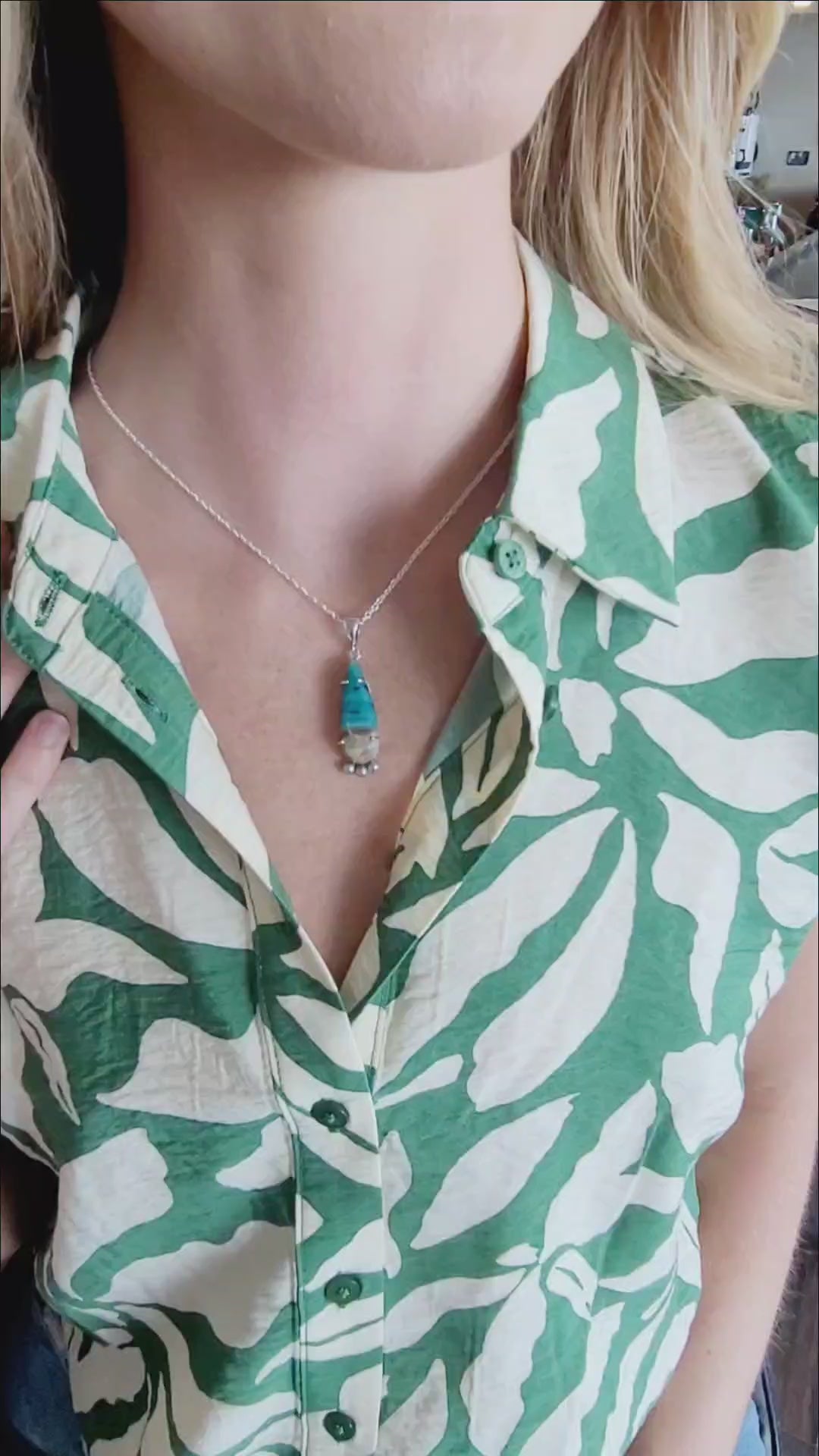 Collar artístico de madera petrificada con ópalo de playa