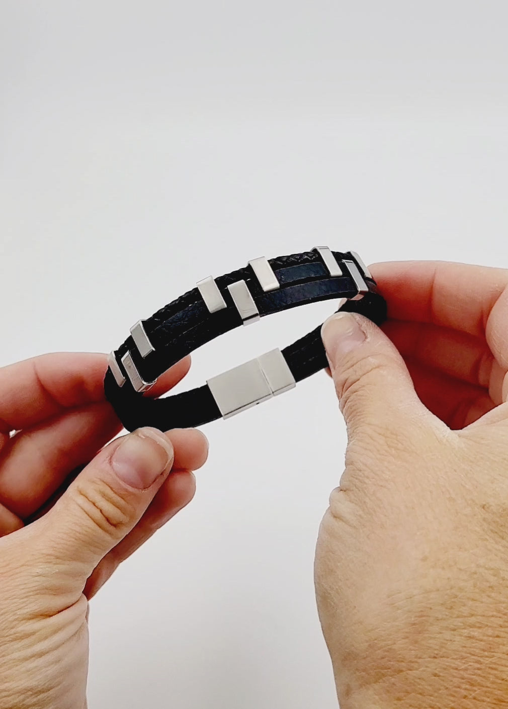 Pulsera de cuero con barra negra