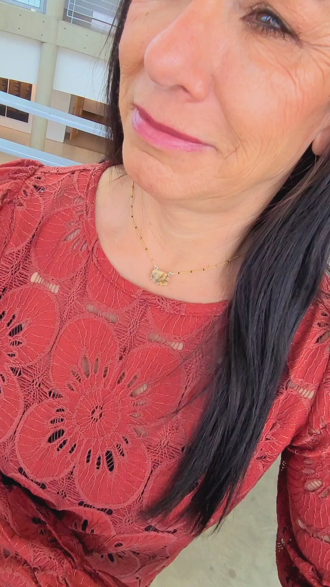 Collar artístico de madera petrificada con ópalo de playa