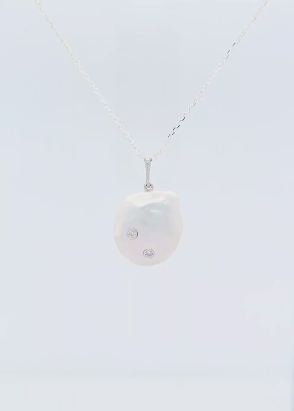 Collar de oro blanco con diamantes y perlas barrocas