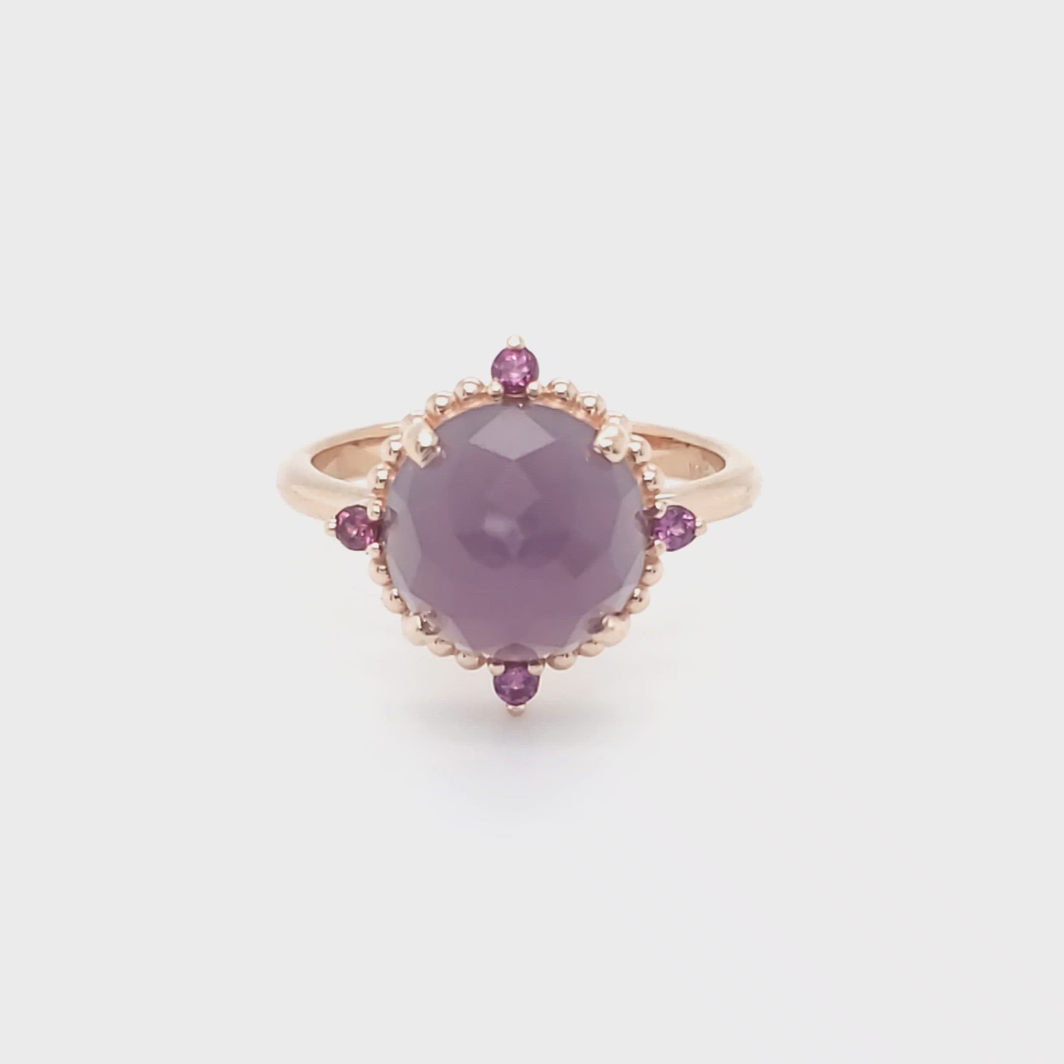 Anillo de oro rosa con halo de cuentas de granate y calcedonia de salvia