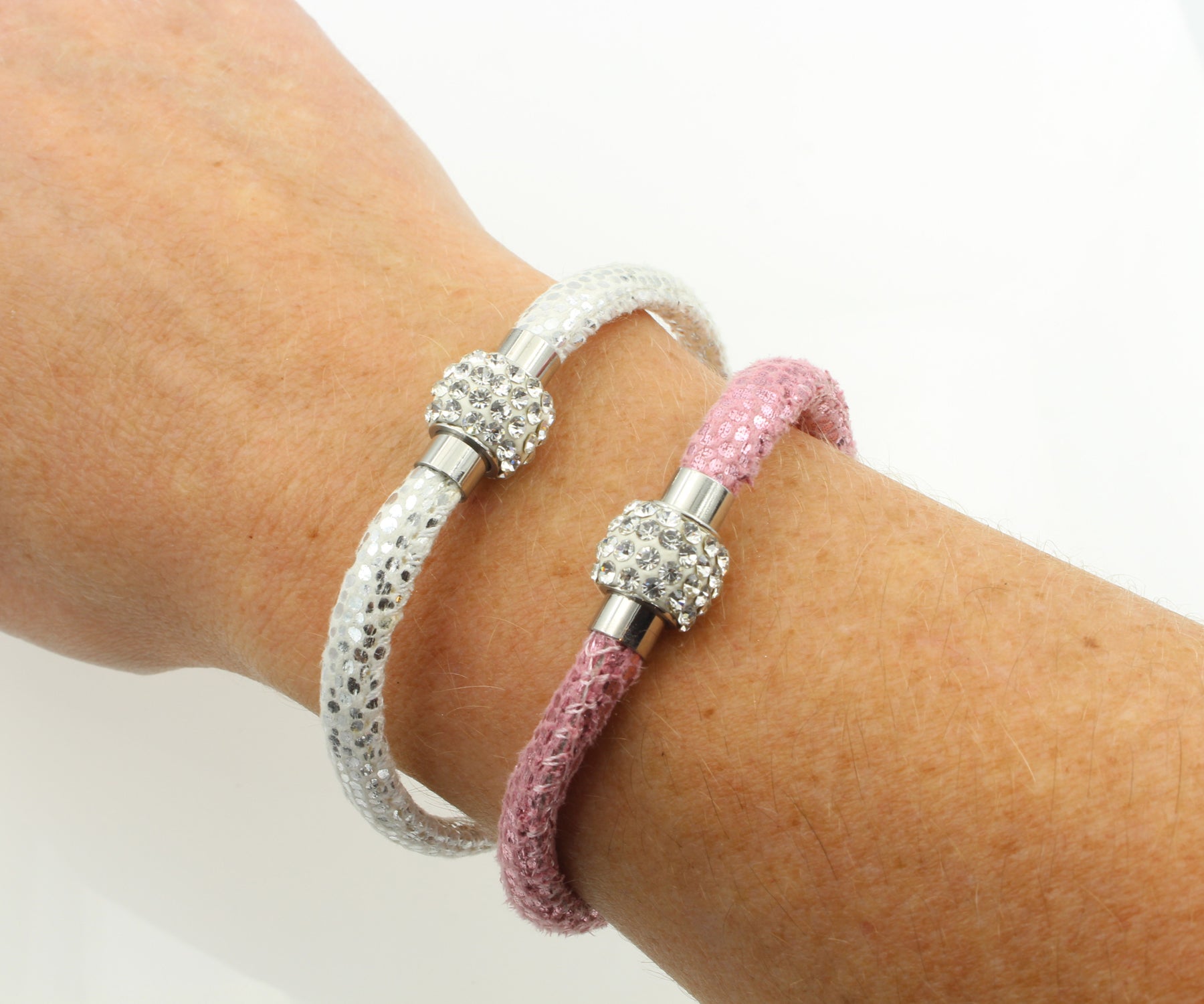 Pulsera individual de cuero blanco brillante