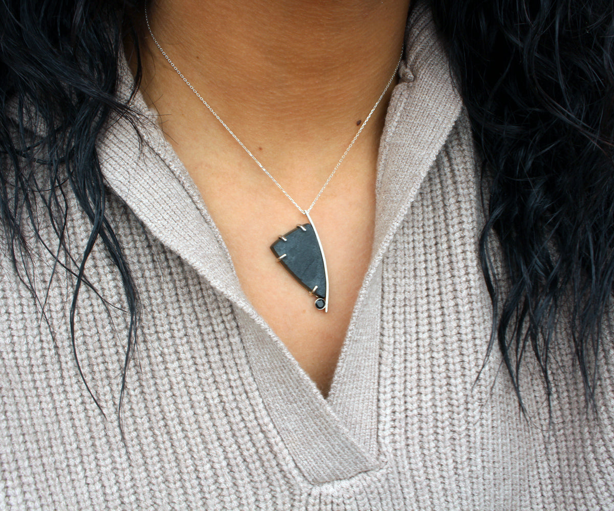 Collar moderno asimétrico de obsidiana volcánica