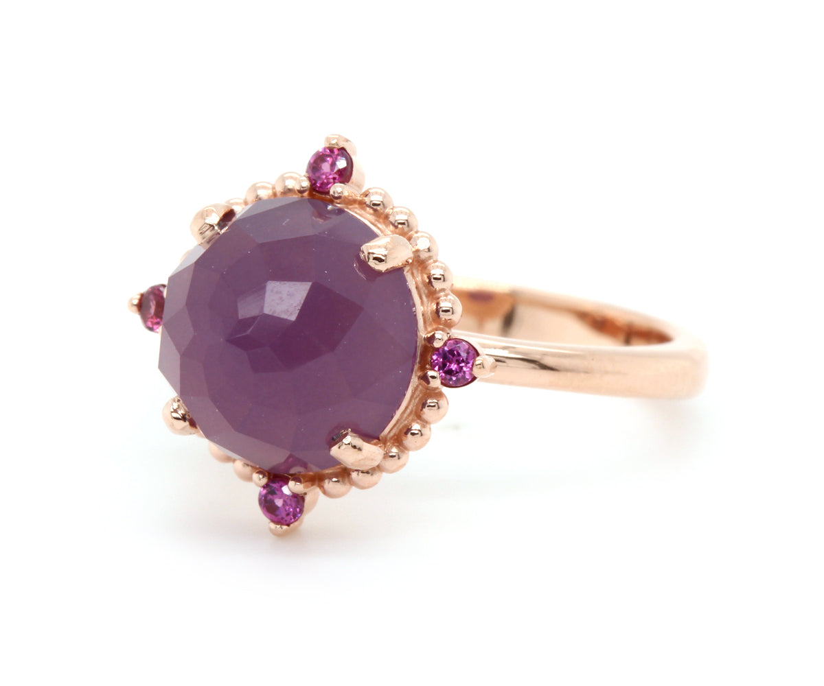 Anillo de oro rosa con halo de cuentas de granate y calcedonia de salvia
