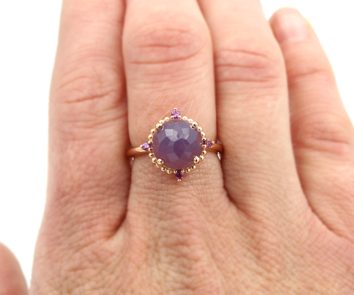 Anillo de oro rosa con halo de cuentas de granate y calcedonia de salvia