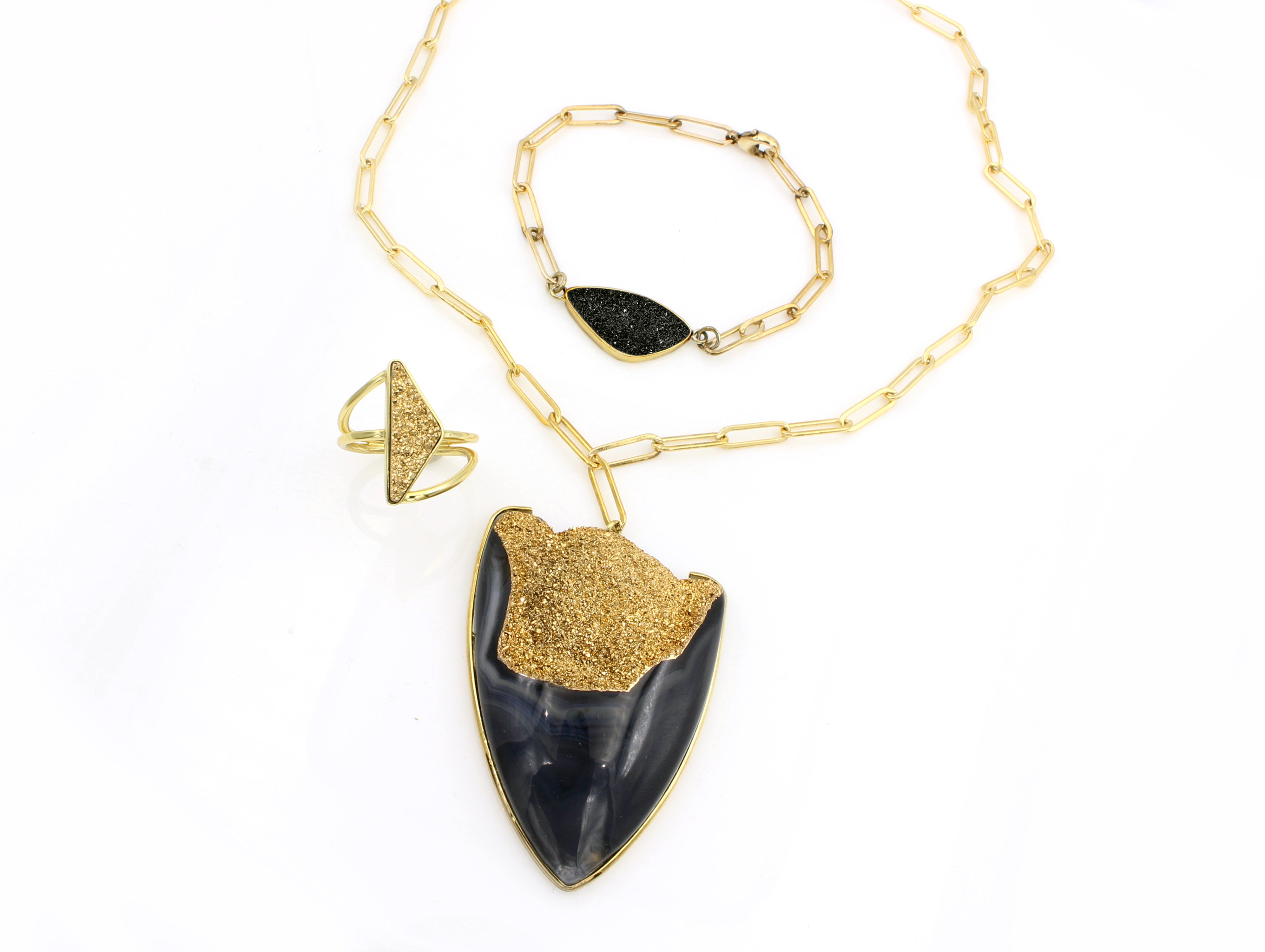 Collar con drusa de cuarzo negro en oro de 18 quilates