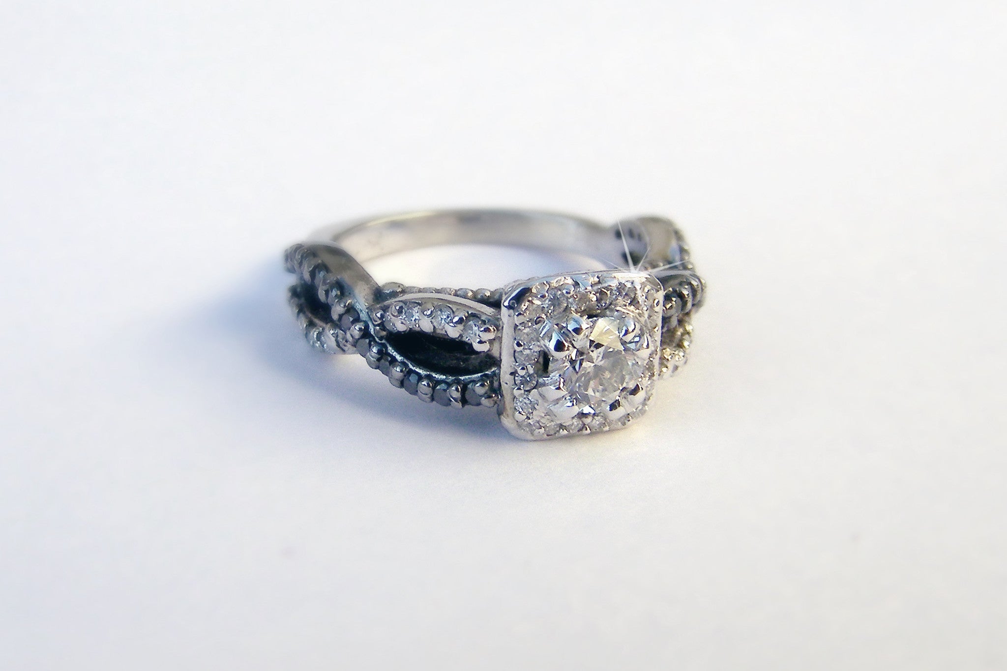Anillo de bodas con halo de diamantes negros entrelazados