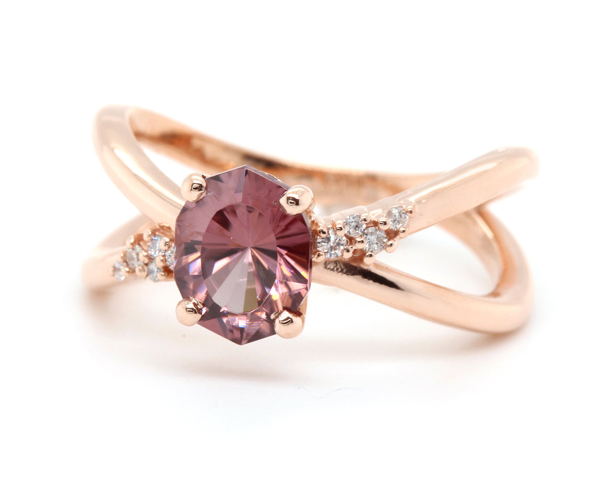Anillo de oro con diamantes y circonitas rosas entrecruzadas