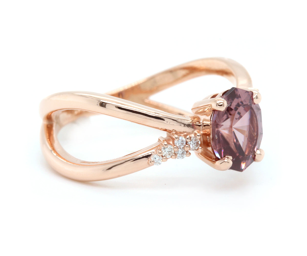 Anillo de oro con diamantes y circonitas rosas entrecruzadas