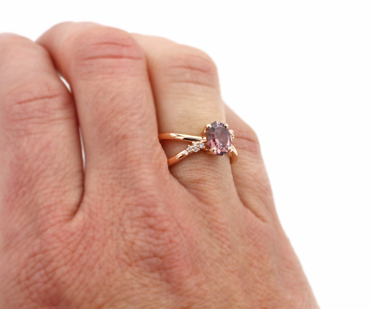 Anillo de oro con diamantes y circonitas rosas entrecruzadas