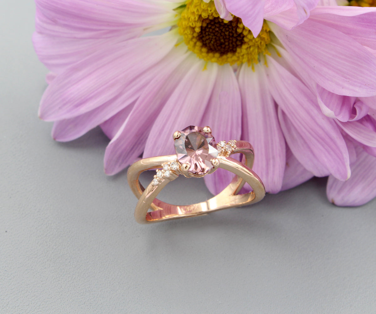 Anillo de oro con diamantes y circonitas rosas entrecruzadas