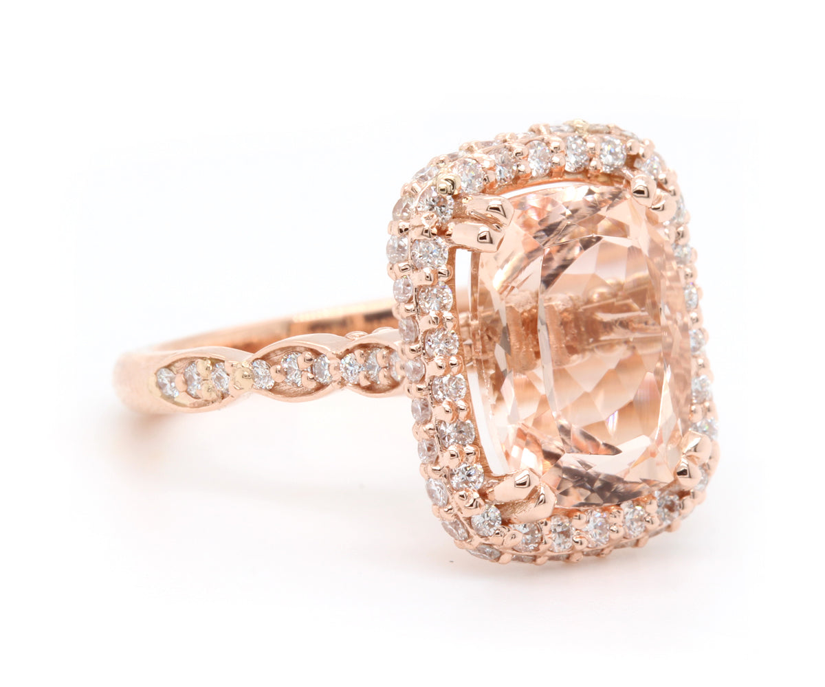 Anillo de compromiso con morganita y halo de doble cojín