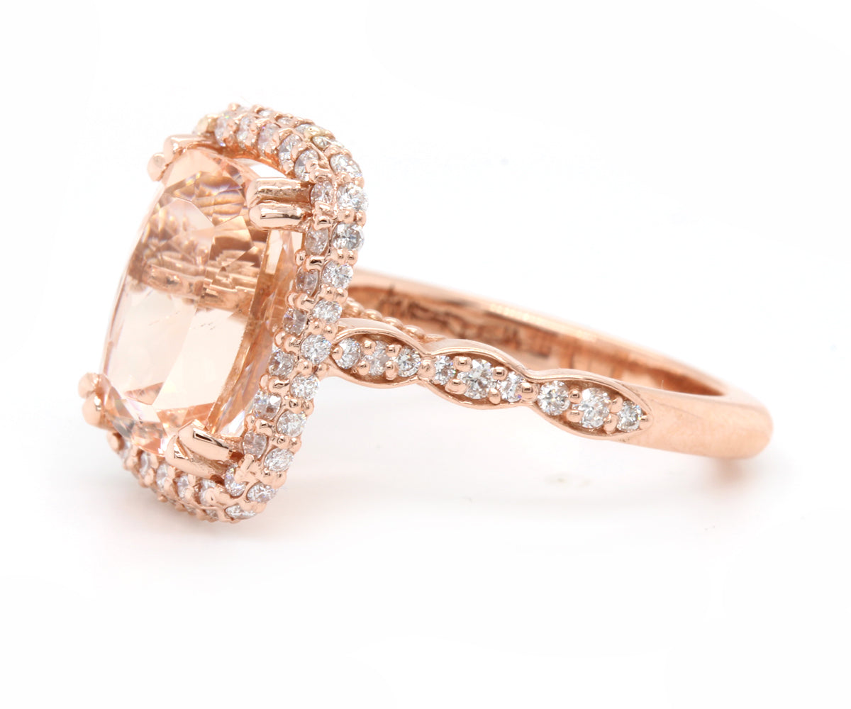 Anillo de compromiso con morganita y halo de doble cojín