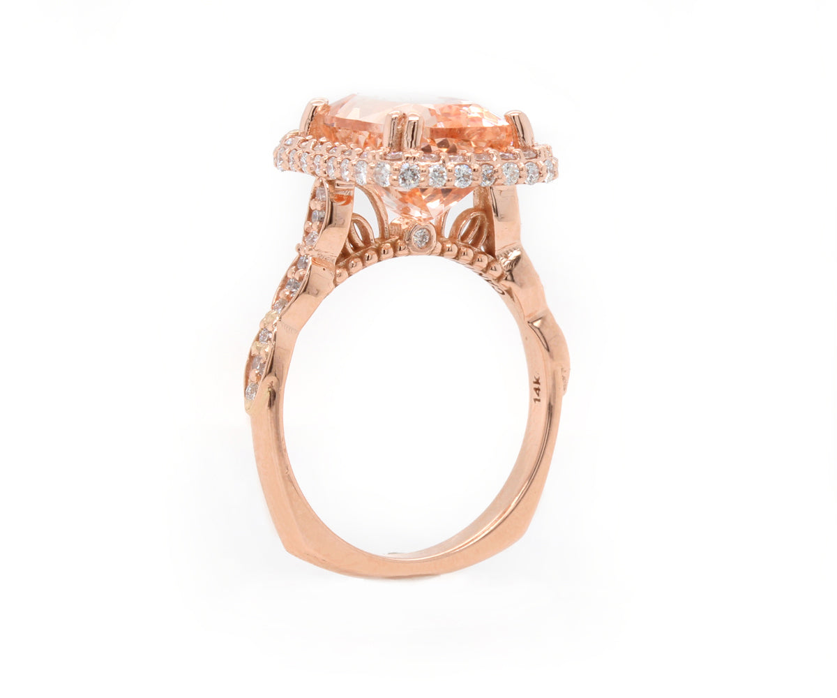 Anillo de compromiso con morganita y halo de doble cojín