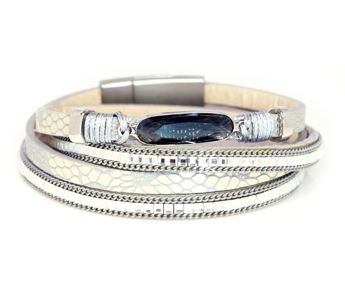 Pulsera plateada con gemas brillantes y estampado animal