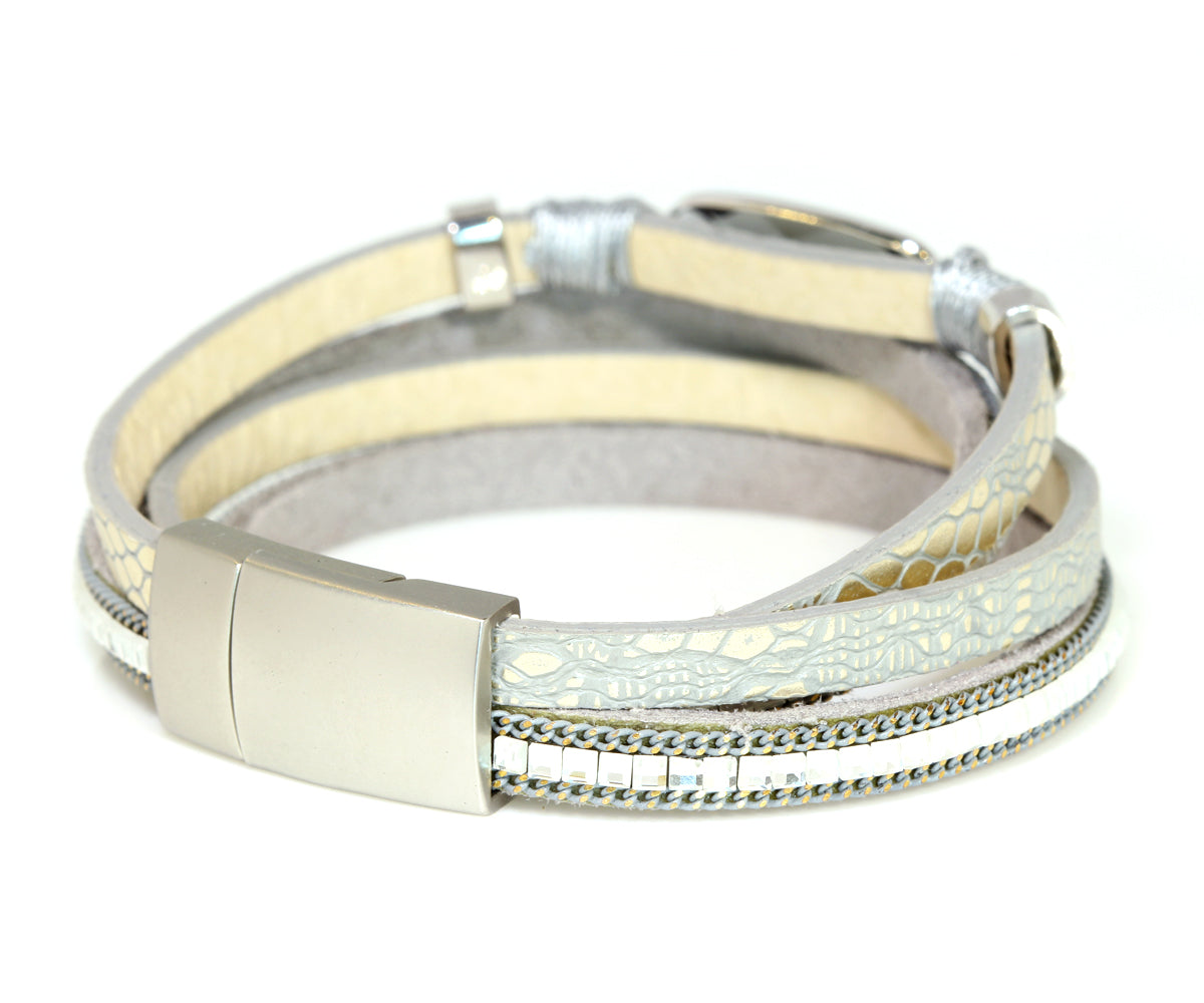 Pulsera plateada con gemas brillantes y estampado animal