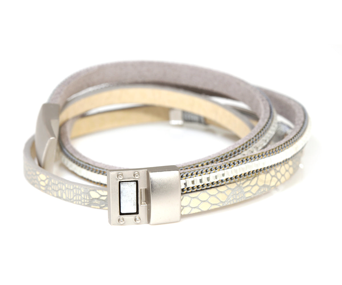Pulsera plateada con gemas brillantes y estampado animal