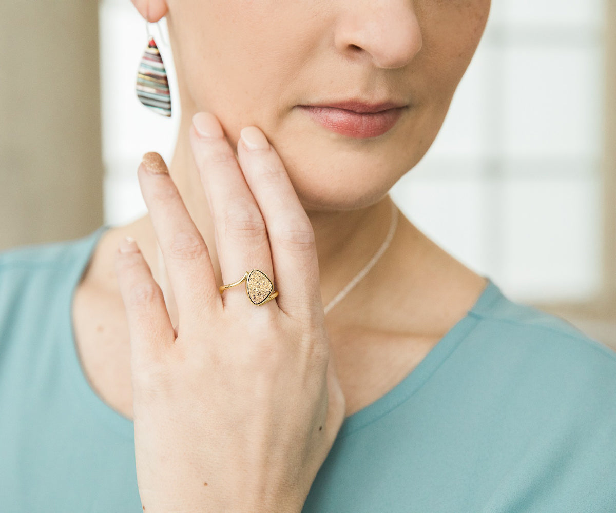 Anillo Druzy Bypass Trillion de oro de 18 quilates
