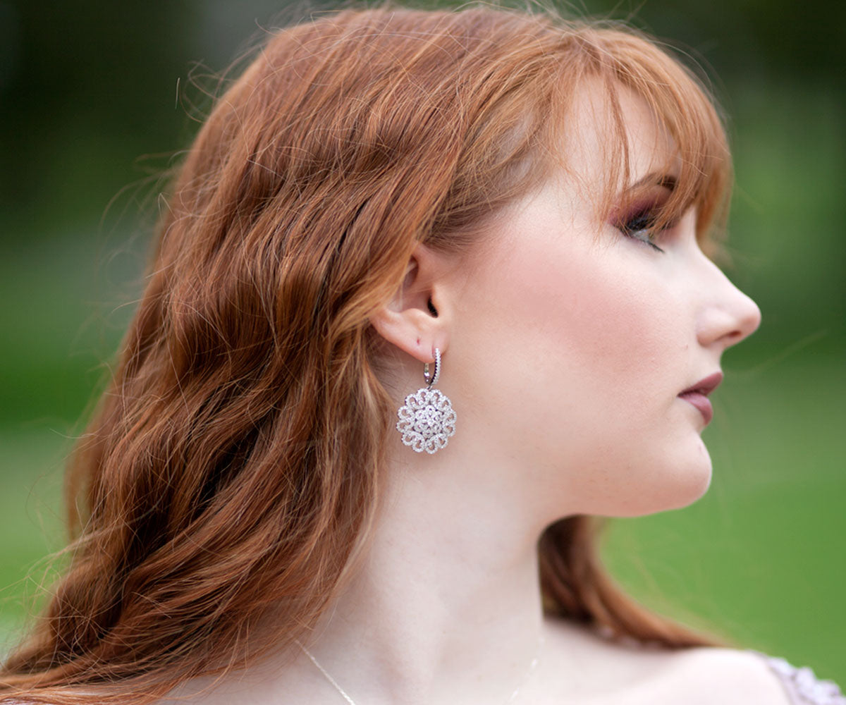 Pendientes redondos con diseño floral vintage