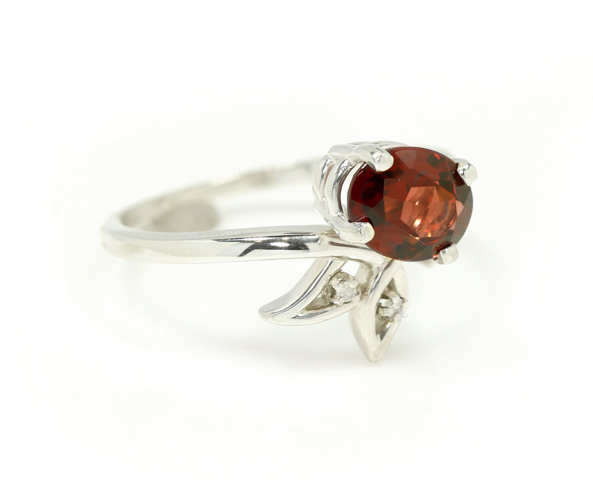 Anillo de plata de ley con diamantes y hojas de granate
