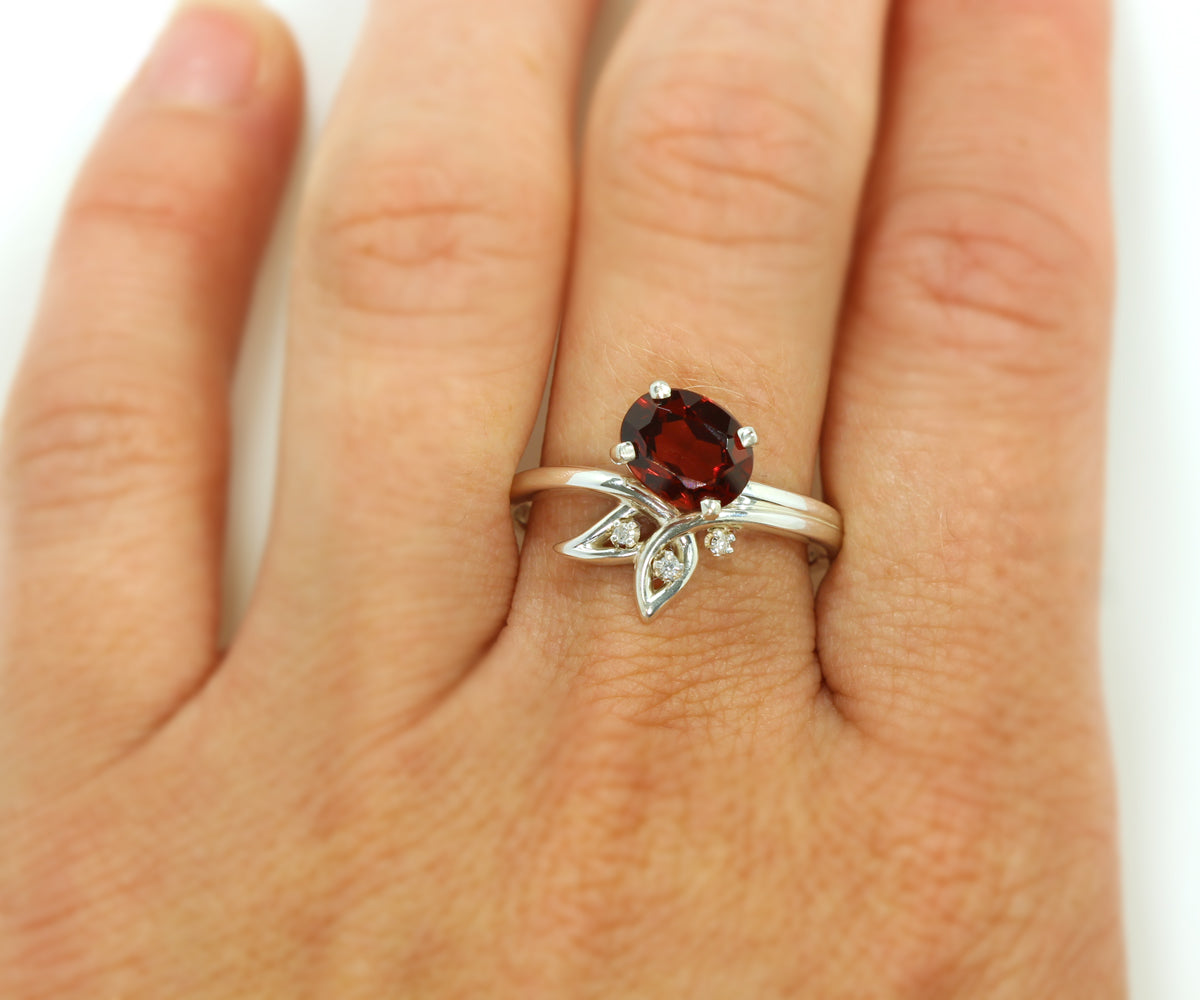Anillo de plata de ley con diamantes y hojas de granate