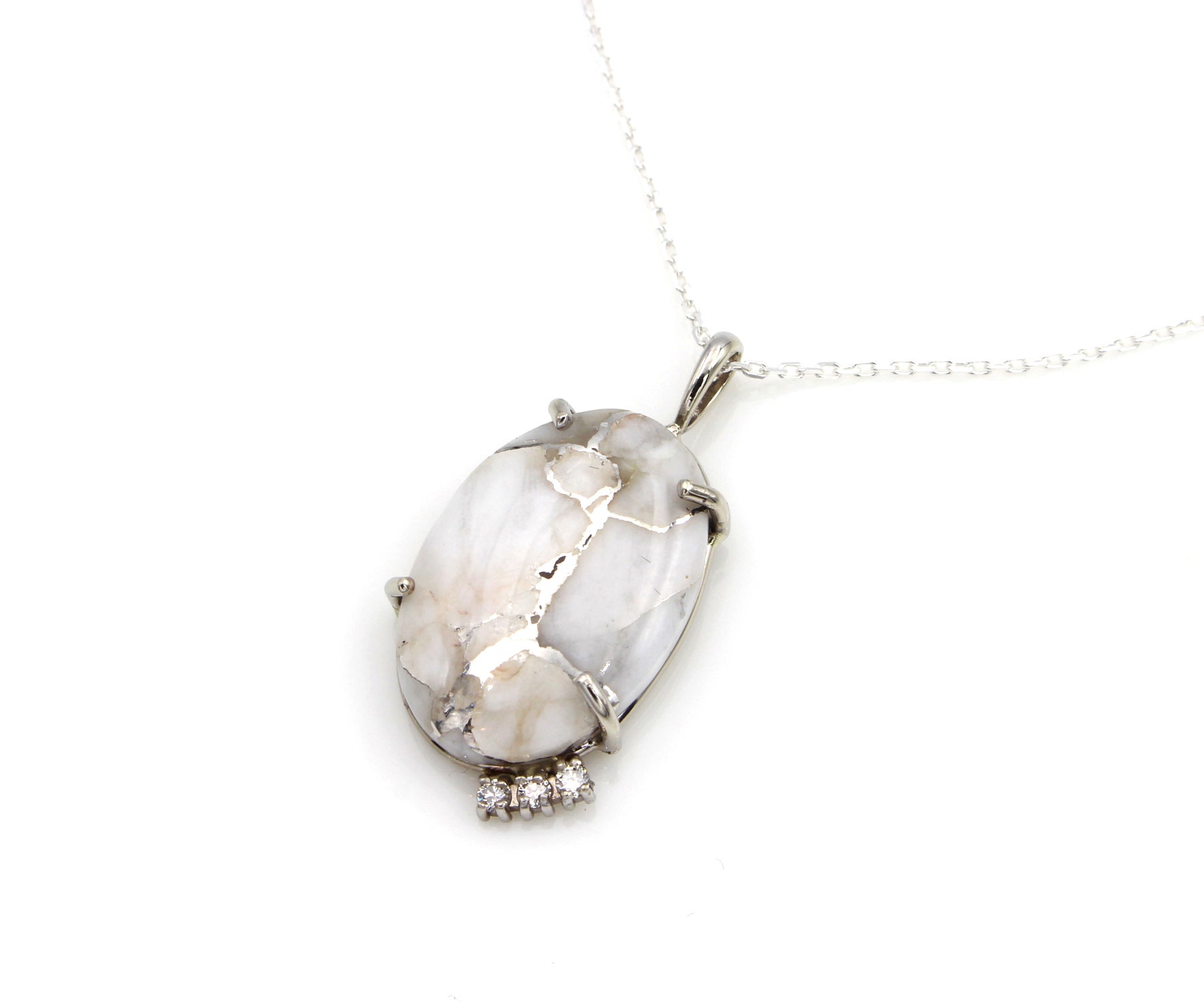 Collar de oro blanco con diamantes y cuarzo con incrustaciones de oro ovaladas