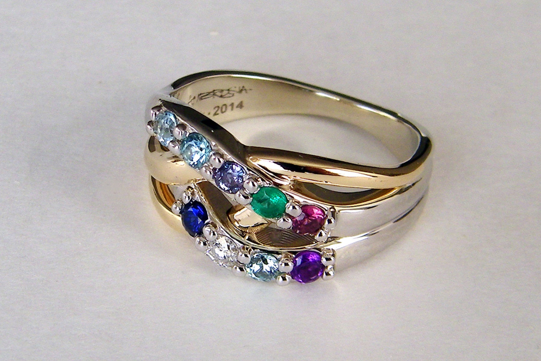 Anillo de oro de dos tonos con piedra natal de abuela
