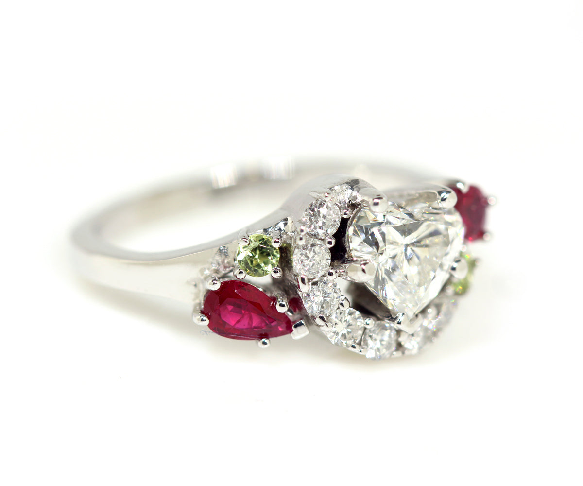 Anillo familiar con rubí y diamante en forma de corazón rediseñado