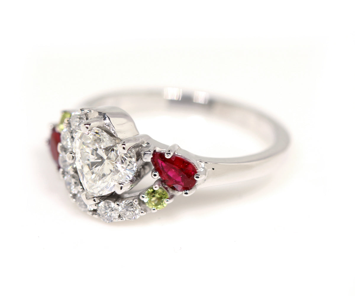 Anillo familiar con rubí y diamante en forma de corazón rediseñado