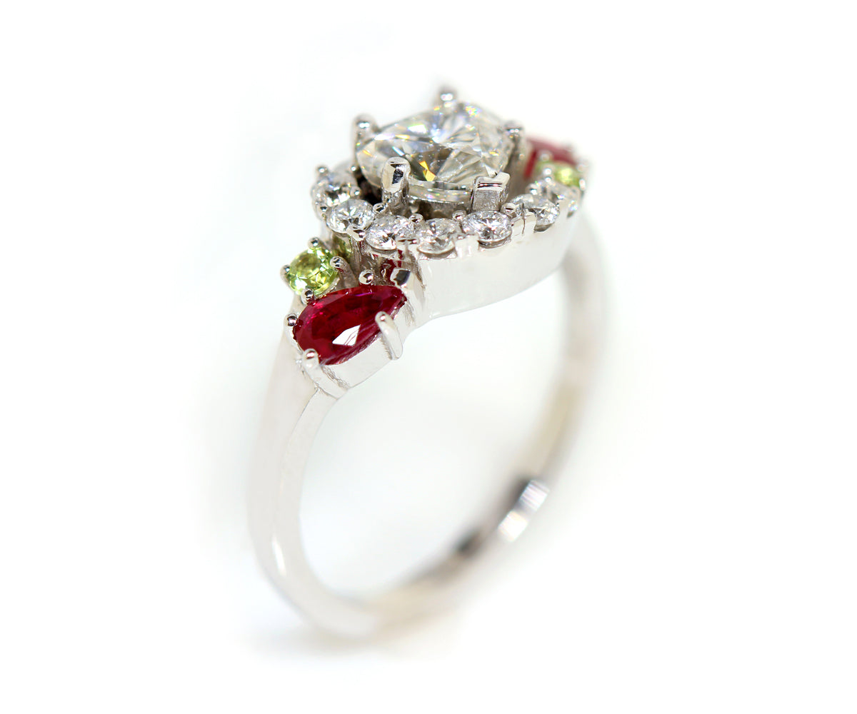 Anillo familiar con rubí y diamante en forma de corazón rediseñado