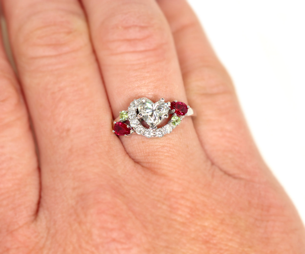 Anillo familiar con rubí y diamante en forma de corazón rediseñado